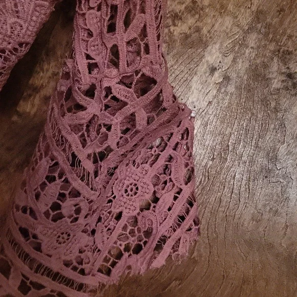 Unique Piece Feminine Boho Crochet Lace Bell Sleeve Top  M - Picture 6 of 7